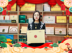 一馬當(dāng)先創(chuàng)大業(yè)，萬(wàn)馬奔騰譜新篇！艾暖昕祝大家馬年吉祥，前程似錦！