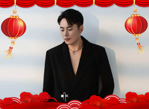 駿馬奔騰送吉祥，新春納福喜洋洋。精艷愿您新歲無(wú)憂，好運(yùn)連連，心想事成！